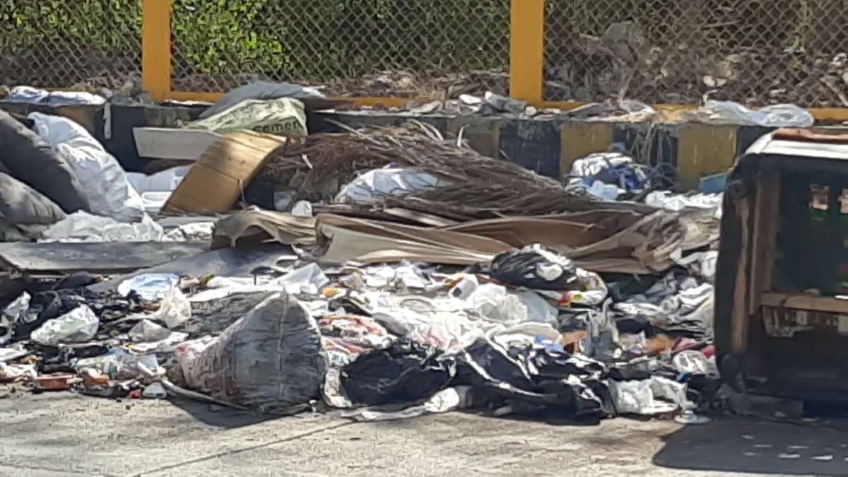 VoiceOfCity_'s tweet image. Garbage dumping by people and restaraunts in &amp;amp; around  Lokhandwala is rising day by day, Opp Ankita apts, lokhandwala backroad towards jankidevi school. This situation is not only hazardous but also an invitation to epidemic diseases @mybmc @mieknathshinde K West ward.