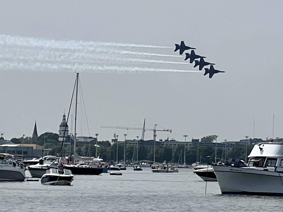 Dead_Sassy's tweet photo. Nothing like spending a day on the water watching the skies #BlueAngels #Annapolis https://t.co/hDJmuPnEii