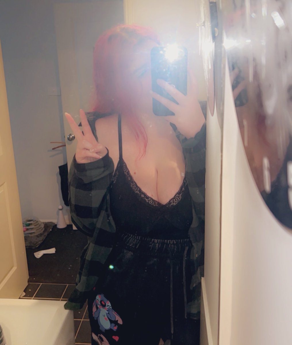 MissDeadkiller's tweet photo. Feeling sick but looking cute 🥺 Happy Thursday 🖤 https://t.co/6skvniZoRj
