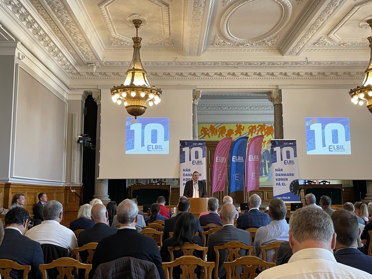 Jeppehartmann's tweet image. Stort tillykke til ⁦@FDELdk⁩ med de 10 år 🥳🇩🇰 Og tak for et rigtig godt samarbejde om fremtidens ladeinfrastruktur. Dejligt og vigtigt med klare udmeldinger om elbilisternes krav til markedet og ⁦@DrivkraftDK medlemmer, der sætter ladere op⁩ #dkpol #dkgreen #elbil