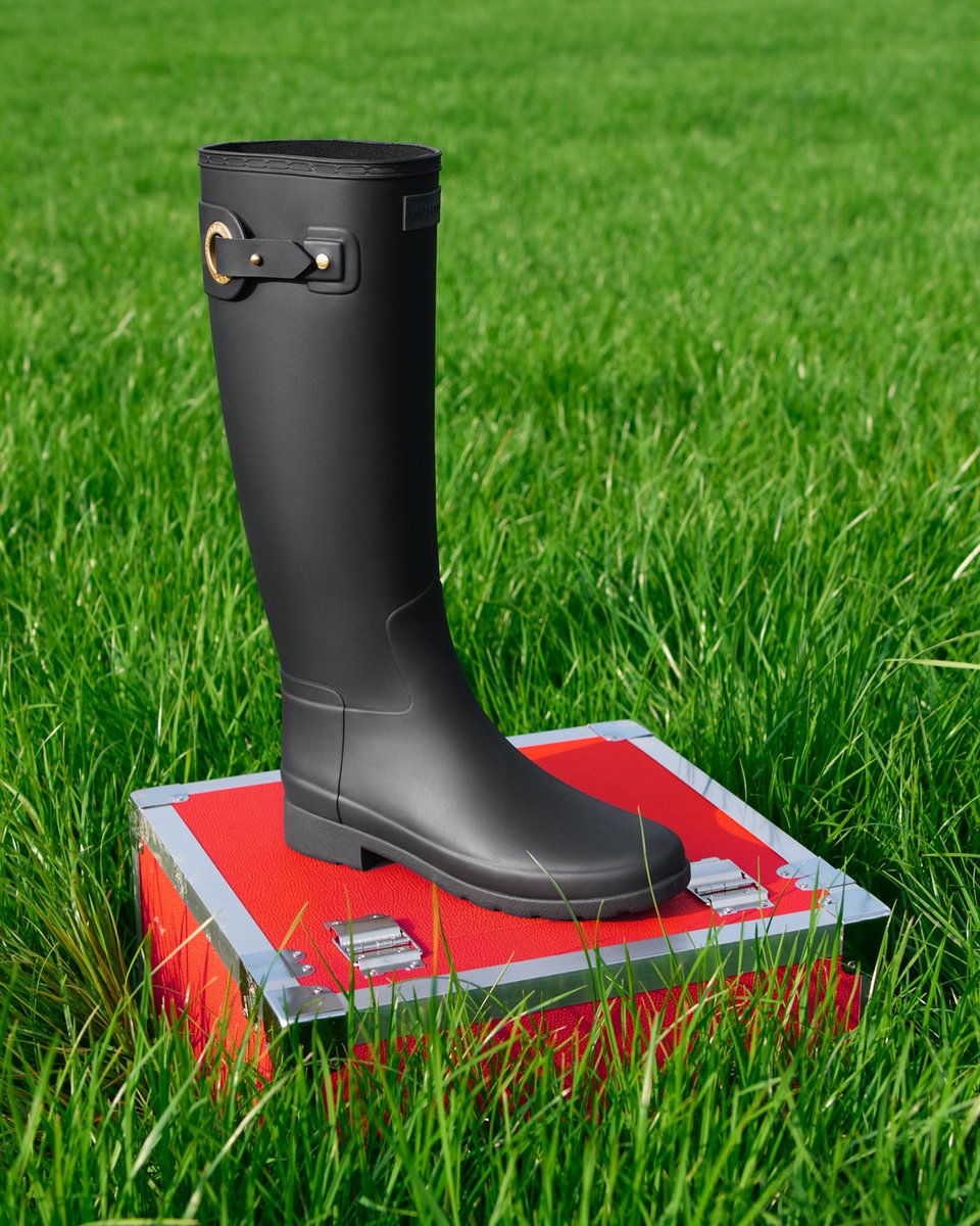 Refined protection for festival fields and beyond. Discover our Refined Wellington Boots, featuring a streamlined silhouette and elevated details. 

Shop our sophisticated, 100% waterproof boot: bit.ly/3MsxRPn

📸: @DougalMacArthur

#HunterFestivals