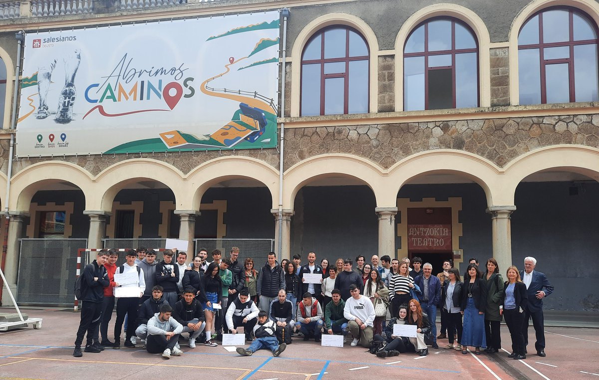 WorkLanBizkaia's tweet photo. Con esta foto de familia ponemos fin a la III edición de #WorkLanSocialLab Eskerrik asko a todas las personas y entidades que habéis sido participes de esta gran experiencia. Nos vemos el próximo curso!! https://t.co/QaC7mlOsWN