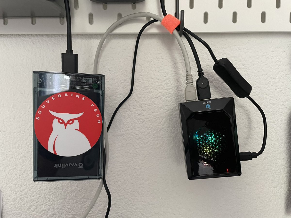 RedPill_59's tweet image. La souveraineté ne commence t’elle pas par le fait d’être sa propre banque ? 
#Bitcoin
#BitcoinNode 
@SouveraineTech 😜