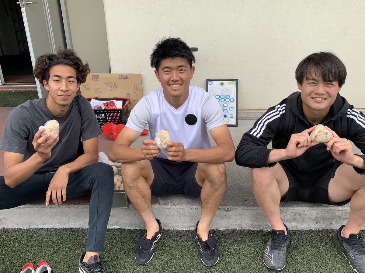verspahonigiri's tweet photo. 今日は鶏めしの素を使っておにぎり🐓🍙選手に喜んでもらえました🙌差し入れありがとうございます♪

今週末はホームゲーム⚽️🔥試合前もたくさん楽しめそうです🥳
https://t.co/3hFDJTuFsA

ぜひ前売券をご準備いただき
ご来場をお待ちしています📣

#ヴェルスパ大分
#竹田竣 #福宮弘乃介 #松本龍典 https://t.co/O8IhSFrHqN
