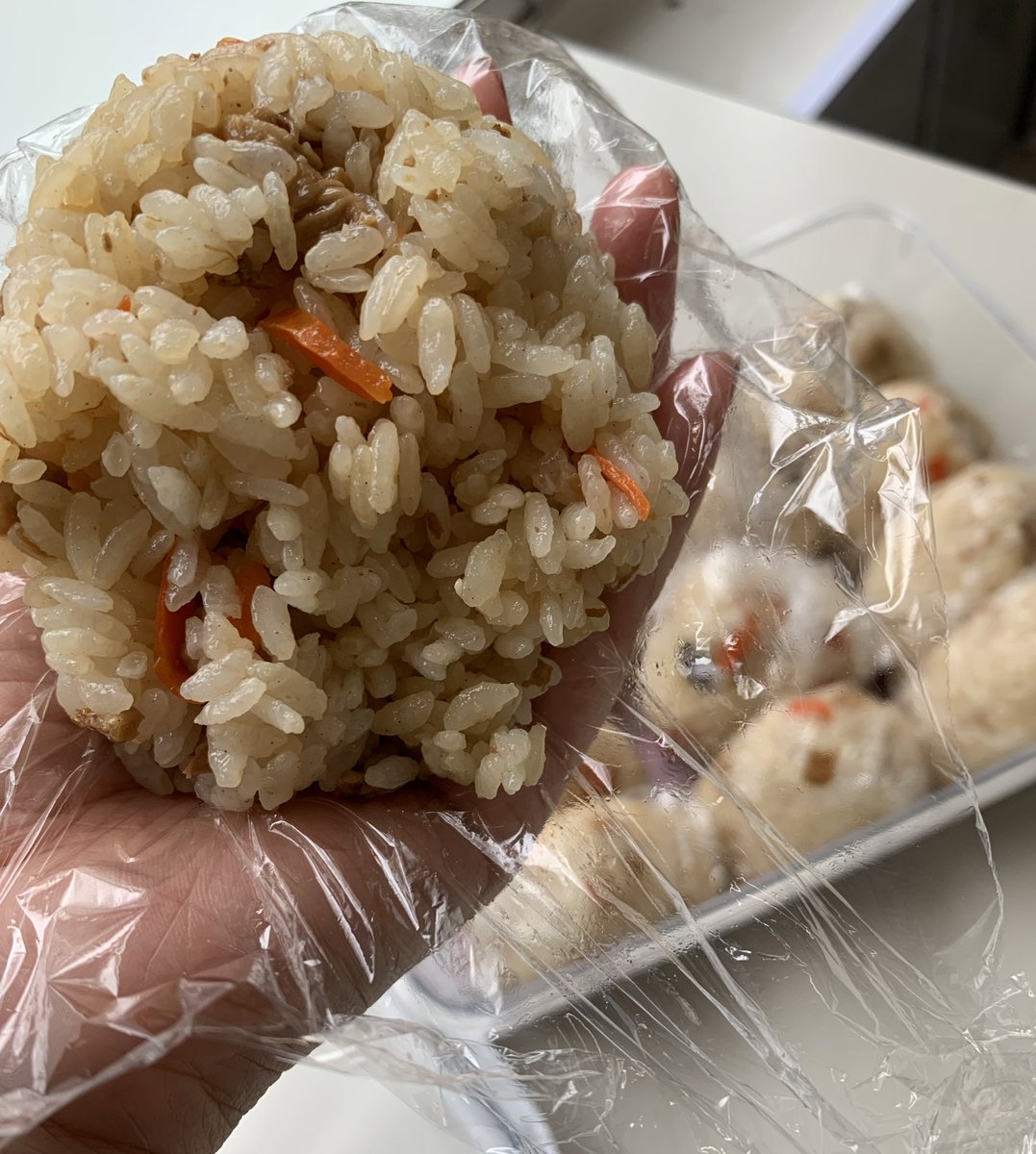 verspahonigiri's tweet photo. 今日は鶏めしの素を使っておにぎり🐓🍙選手に喜んでもらえました🙌差し入れありがとうございます♪

今週末はホームゲーム⚽️🔥試合前もたくさん楽しめそうです🥳
https://t.co/3hFDJTuFsA

ぜひ前売券をご準備いただき
ご来場をお待ちしています📣

#ヴェルスパ大分
#竹田竣 #福宮弘乃介 #松本龍典 https://t.co/O8IhSFrHqN