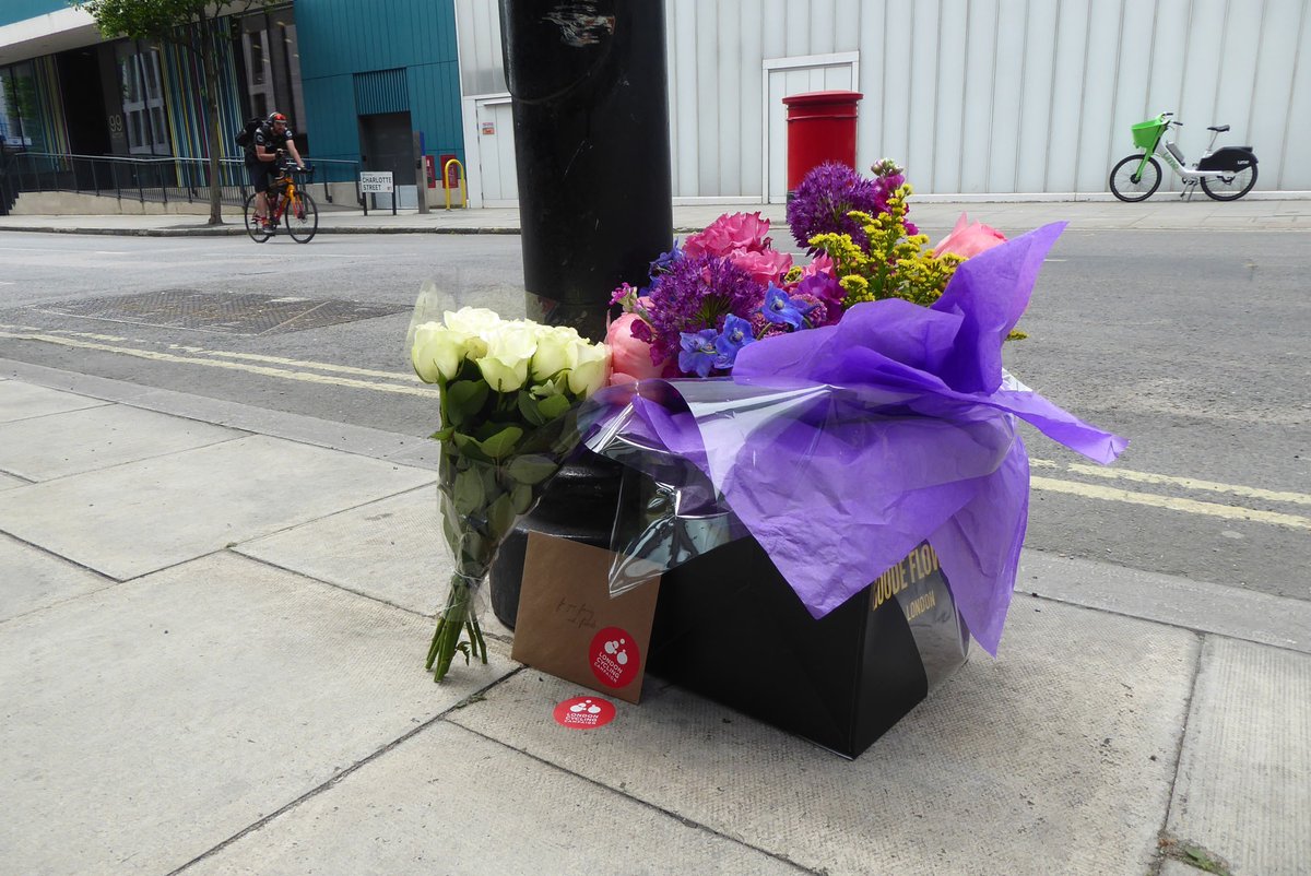 Flowers and a card have been left on Charlotte Street where a cyclist died after a collision with a driver of a 32 tonne tipper truck from a nearby construction site. Police are appealing for more information fitzrovianews.com/2023/05/24/cyc… #Fitzrovia #London #RoadDanger #cycling