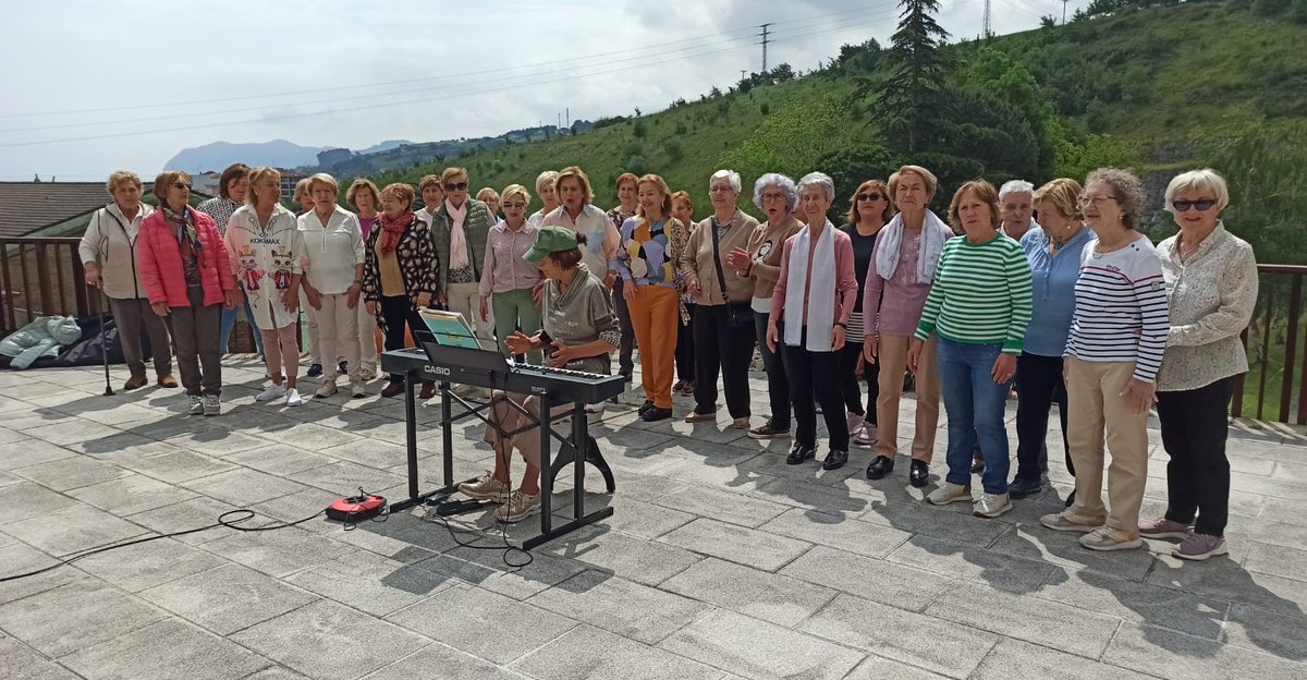 BermeokoUdala's tweet photo. 🎶👴👵Erroxape abesbatzarekin doinu ezagunak entzuteko aukera ezinhobea izan dute Bermeoko egoiliarrek, izan ere, emakumeak atzo eta gaur bi egoitzetan egon dira kantari! #Erroxape https://t.co/Guiefb1VMV