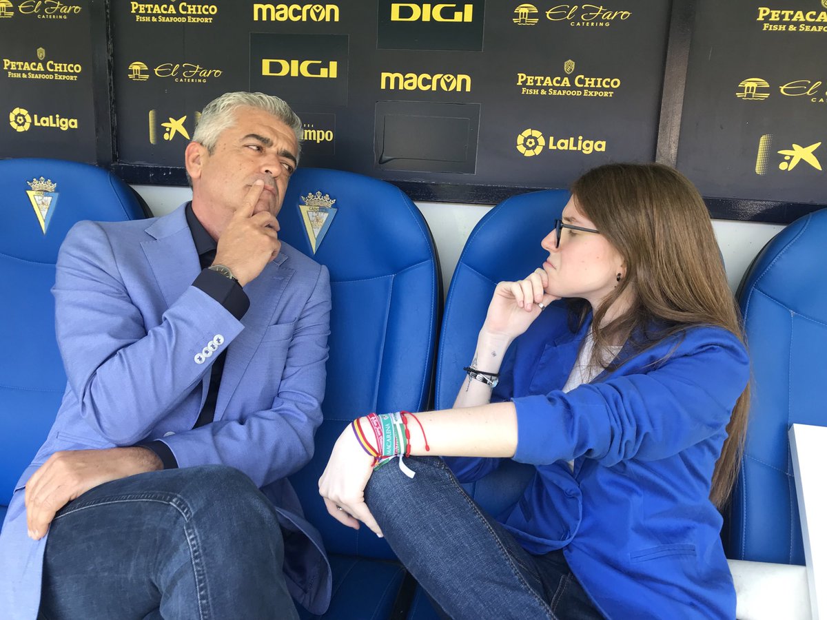 ⁦<a href="/ModestoBarragan/">Modesto Barragán</a>⁩ y ⁦<a href="/valeriabxnilla/">Valeria Bonilla</a>⁩ pensando la alineación que van a poner el domingo en ⁦<a href="/Cadiz_CF/">Cádiz Club de Fútbol</a>⁩