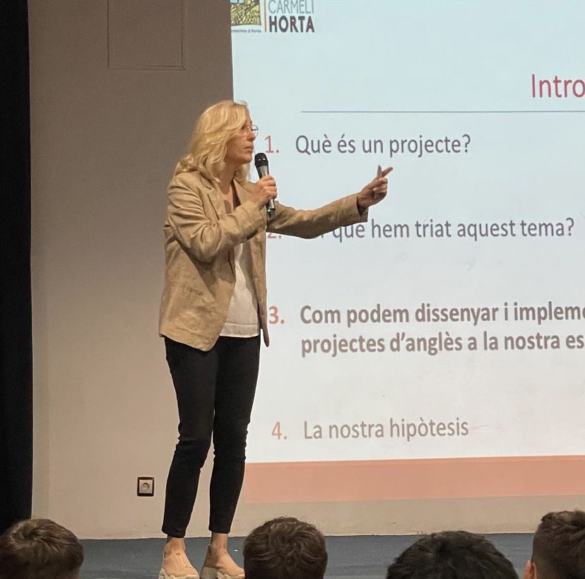 escreginahorta's tweet photo. Els alumnes d’ESO4 estan quasi a punt per a l’exposició del seu TDR. Els professors Dirk i Àngels els ajuden a preparar-ho gràcies a la seva experiència en comunicació. #ProgramaCreix #elreginacreixambtu #compartimelquesabem https://t.co/nRHk1enlLj https://t.co/pATfEOxTaN