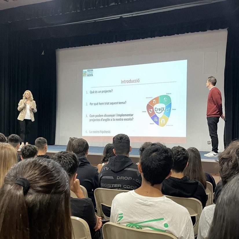 escreginahorta's tweet photo. Els alumnes d’ESO4 estan quasi a punt per a l’exposició del seu TDR. Els professors Dirk i Àngels els ajuden a preparar-ho gràcies a la seva experiència en comunicació. #ProgramaCreix #elreginacreixambtu #compartimelquesabem https://t.co/nRHk1enlLj https://t.co/pATfEOxTaN