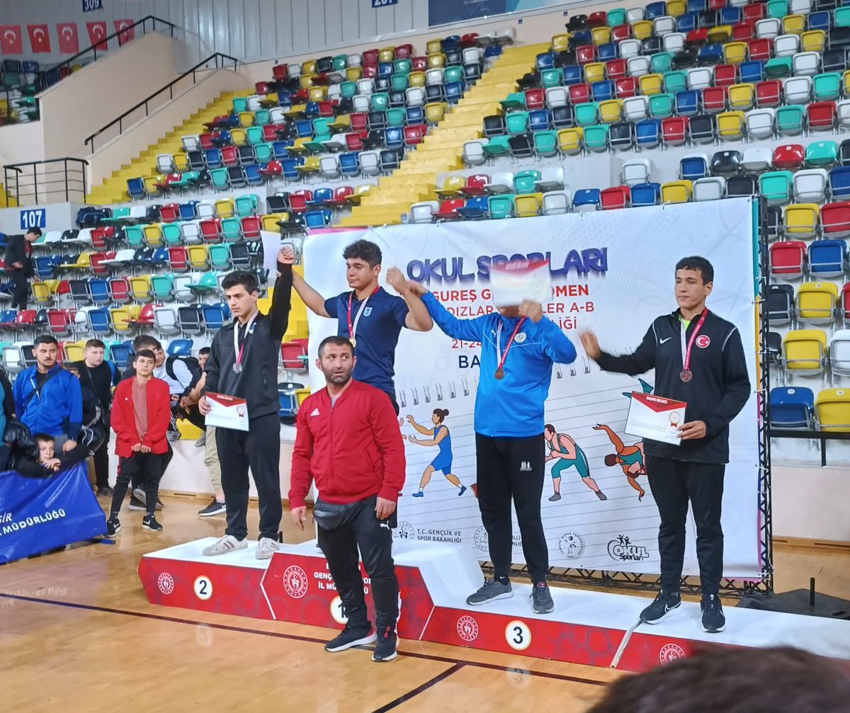 Balıkesir’de yapılan Okul Sporları Güreş Grekoromen Yıldızlar Türkiye şampiyonasında ilimizi temsil eden sporcularımız,
Tayfur İlyasoğlu, 44 kg🥇
Halil Şimşek, 48 kg 🥉
İbrahim Mert Eren, 85 kg🥉
Takım halinde birinci olan sporcularımızı ve antrenörlerimizi tebrik ederiz.