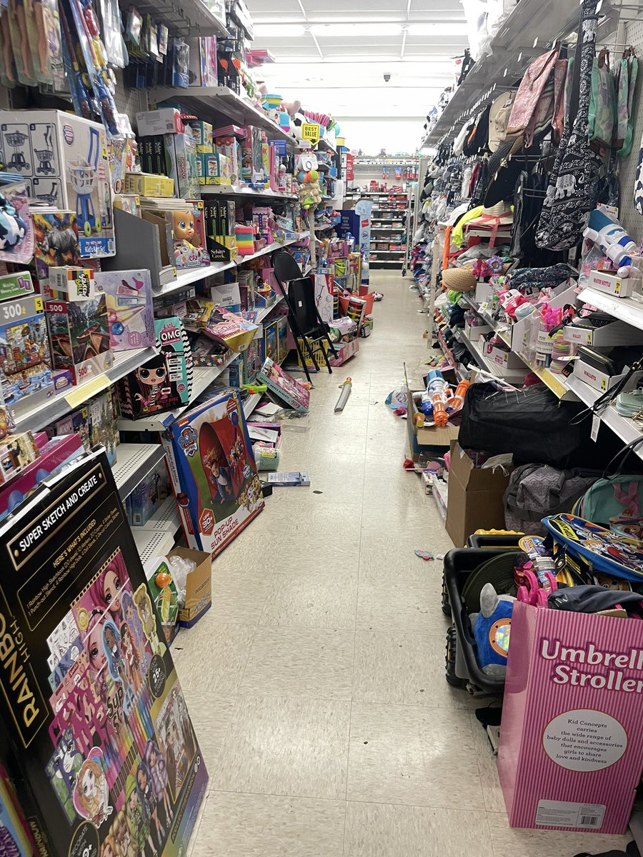 karmasuenami's tweet photo. @DollarGeneral I wasn’t tempted to buy anything in Smyrna, DE so I couldn’t fill out the customer satisfaction survey. #dollargeneral 😬 https://t.co/Y4hBc8I206