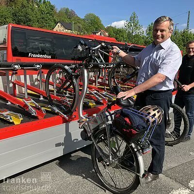 Bis zum 1.11. bringen Fahrrad- und #Freizeitbusse von „3F-mobil“ an Wochenenden und Feiertagen #Radfahrer, #Wanderer und #Ausflügler bequem durch den #Frankenwald, das #Fichtelgebirge und die #FränkischeSchweiz.
#VisitFranconia 
medienservice.frankentourismus.de/presse/muehelo…