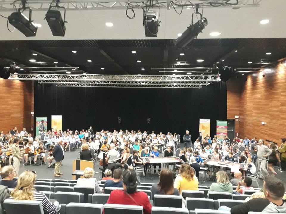Nicolas Tribout (@nicolastribout) on Twitter photo À Arc les Gray, rassemblement des classes qui ont participé au dispoditif Orchestre à l'école avec l'école de musique. Un spectacle de grande qualité ! Bravo aux élèves et aux enseignants qui s'investissent dans ce projet ! <a href="/DSDEN70/">DSDEN de la Haute-Saône</a> À Arc les Gray, rassemblement des classes qui ont participé au dispoditif Orchestre à l'école avec l'école de musique. Un spectacle de grande qualité ! Bravo aux élèves et aux enseignants qui s'investissent dans ce projet ! <a href="/DSDEN70/">DSDEN de la Haute-Saône</a>