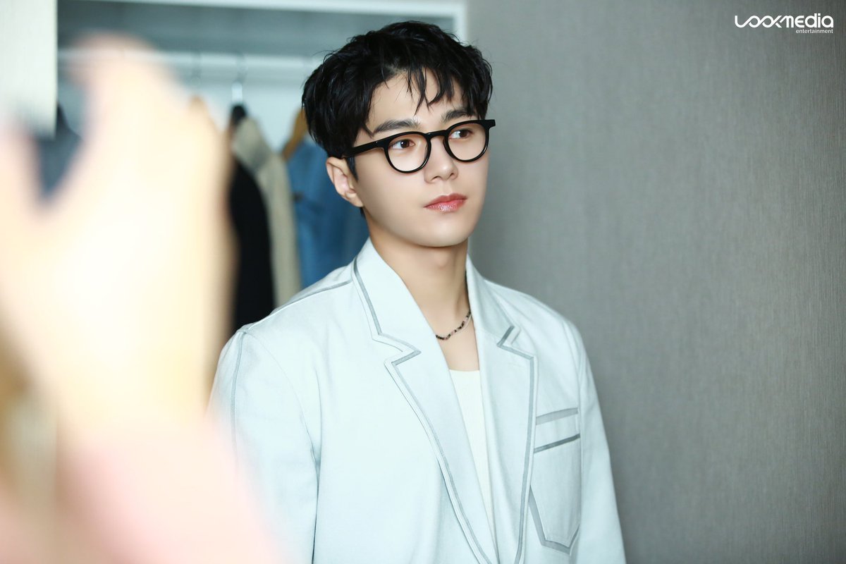 lkiment_'s tweet photo. “Oh, aren’t you professor Kim Myungsoo?
Professor, don’t you remember me?
I am Look Kim, who took your class
And sat at the very front row every week last year..^^
(If I had a professor like this, I would have gone to grad school)
Yes??
You
#김명수 #명수 #엘 #인피니트 #INFINITE https://t.co/eExSPgTtSk