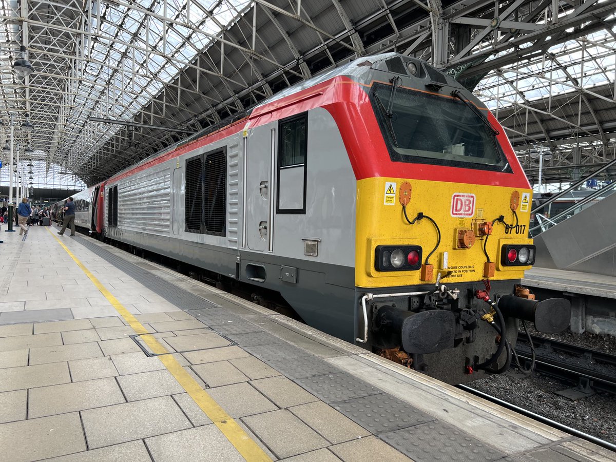 67017 at #ManchesterPiccadilly with the 12.30 departure to #CardiffCentral #class67 25/05/23 ⁦@tfwrail⁩