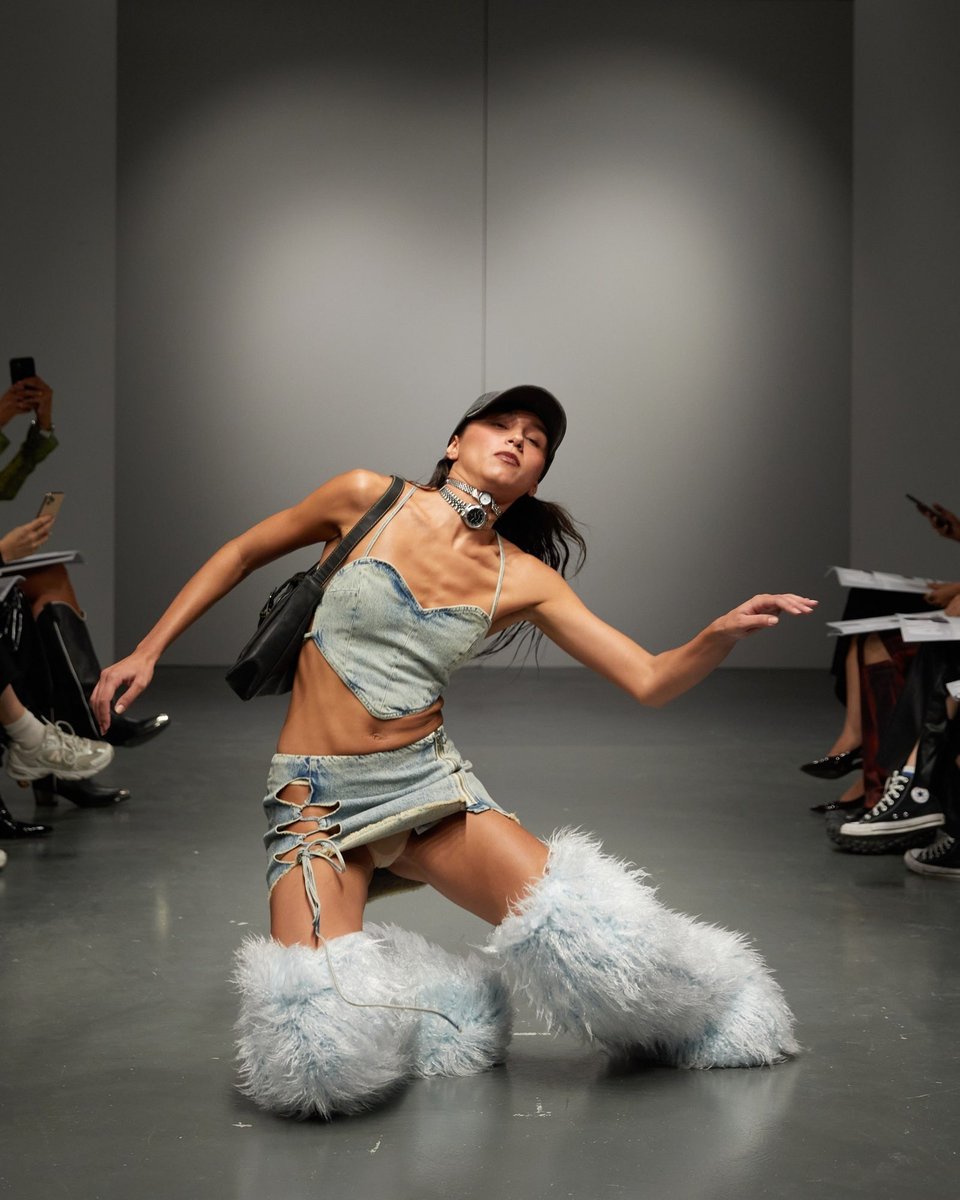 voguejp's tweet image. モデルが全員転倒したり、ドレスが分解され崩壊したり...。 #AVAVAV の衝撃的なプレゼンテーションの背景にある創作への想い【若手デザイナー連載】
trib.al/KPR1Fk4