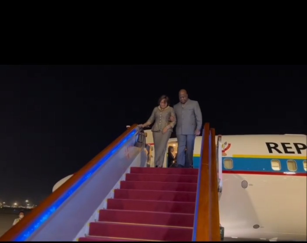 SeyaCharles's tweet photo. #RDC
Le couple présidentiel congolais @fatshi13 @Denise , par son chauvinisme,  ne cesse pas à hisser au firmament le nom du prophète @Simon_KIMBAMBU, arrivé hier soir à @Beijing sur invitation de son homologue @xi_Jinpping via l'avion dénommé @Simon_Kibambu.

VIVA SIMON, VIVA EP https://t.co/gD2eGZVaXj