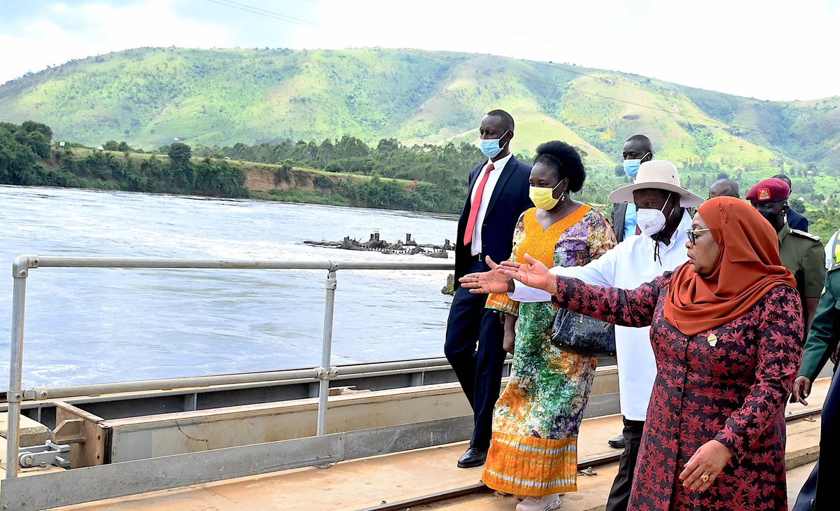 ikulumawasliano's tweet image. Rais wa Jamhuri ya Muungano wa Tanzania Mhe. Samia Suluhu Hassan akizungumza na Rais wa Uganda Mhe. Yoweri Kaguta Museveni wakati alipotembelea mradi wa kufua umeme wa Kikagati – Murongo (Megawatt 16), Mbarara nchini Uganda tarehe 25 Mei, 2023.