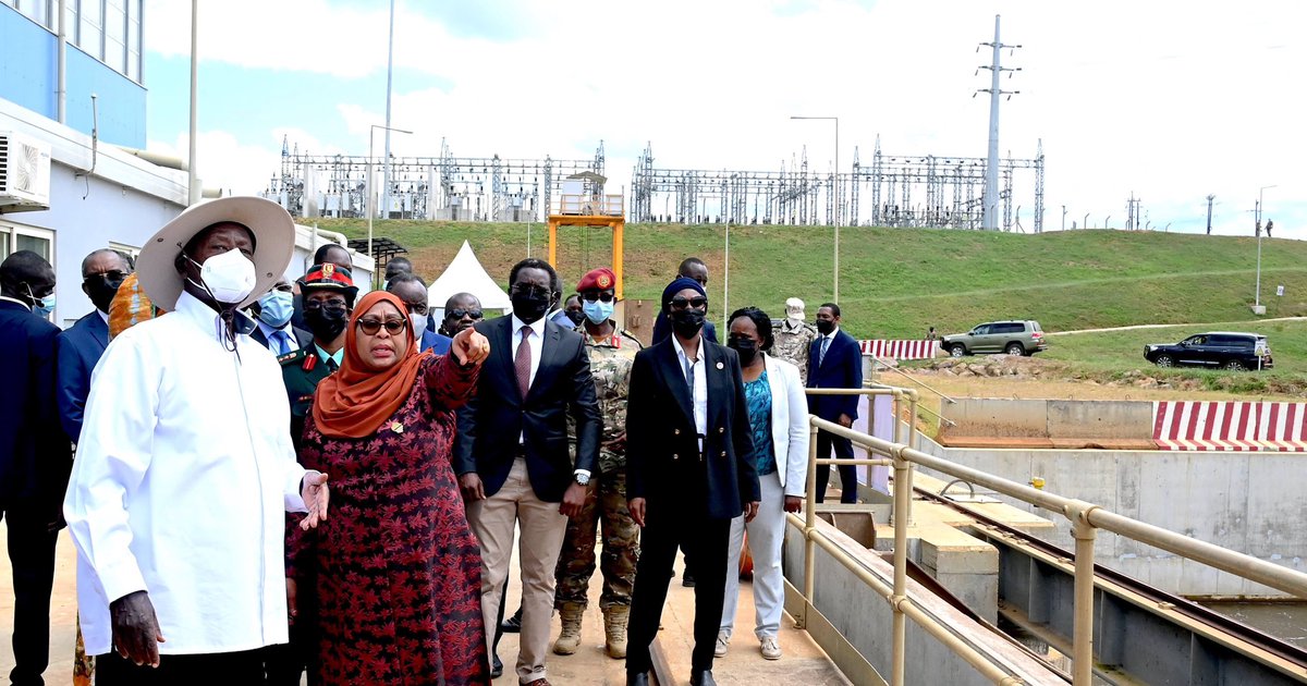 ikulumawasliano's tweet image. Rais wa Jamhuri ya Muungano wa Tanzania Mhe. Samia Suluhu Hassan akizungumza na Rais wa Uganda Mhe. Yoweri Kaguta Museveni wakati alipotembelea mradi wa kufua umeme wa Kikagati – Murongo (Megawatt 16), Mbarara nchini Uganda tarehe 25 Mei, 2023.