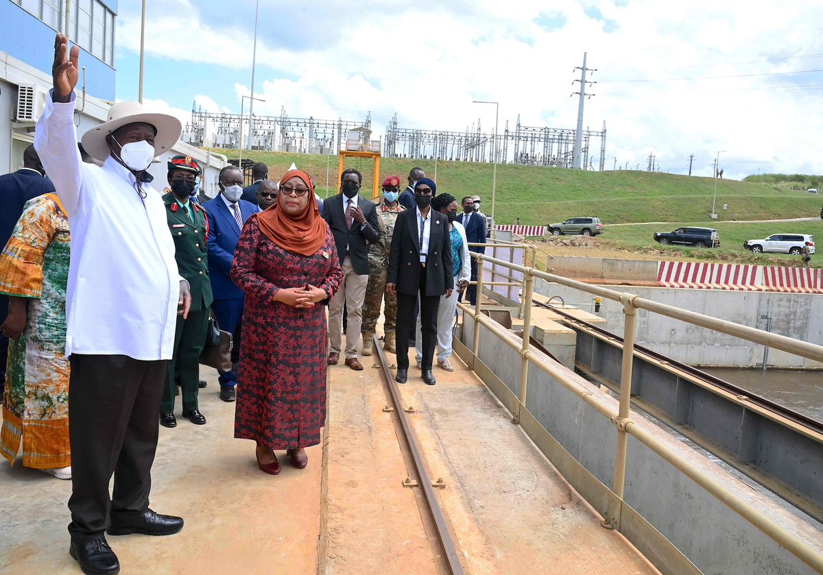 ikulumawasliano's tweet image. Rais wa Jamhuri ya Muungano wa Tanzania Mhe. Samia Suluhu Hassan akizungumza na Rais wa Uganda Mhe. Yoweri Kaguta Museveni wakati alipotembelea mradi wa kufua umeme wa Kikagati – Murongo (Megawatt 16), Mbarara nchini Uganda tarehe 25 Mei, 2023.