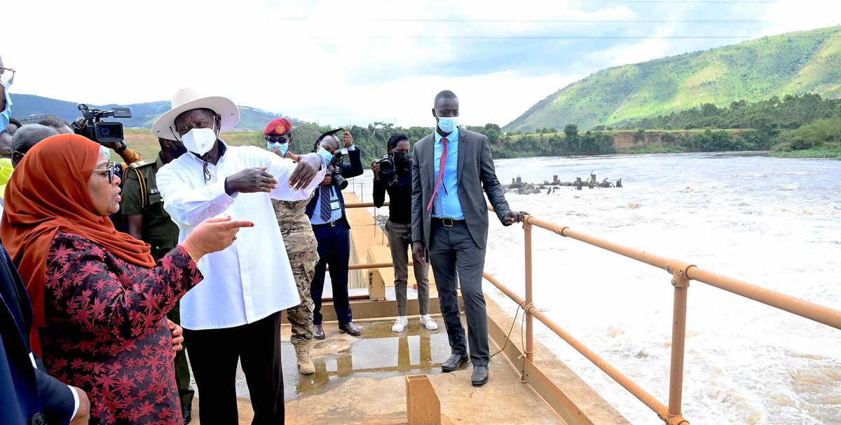 ikulumawasliano's tweet image. Rais wa Jamhuri ya Muungano wa Tanzania Mhe. Samia Suluhu Hassan akizungumza na Rais wa Uganda Mhe. Yoweri Kaguta Museveni wakati alipotembelea mradi wa kufua umeme wa Kikagati – Murongo (Megawatt 16), Mbarara nchini Uganda tarehe 25 Mei, 2023.