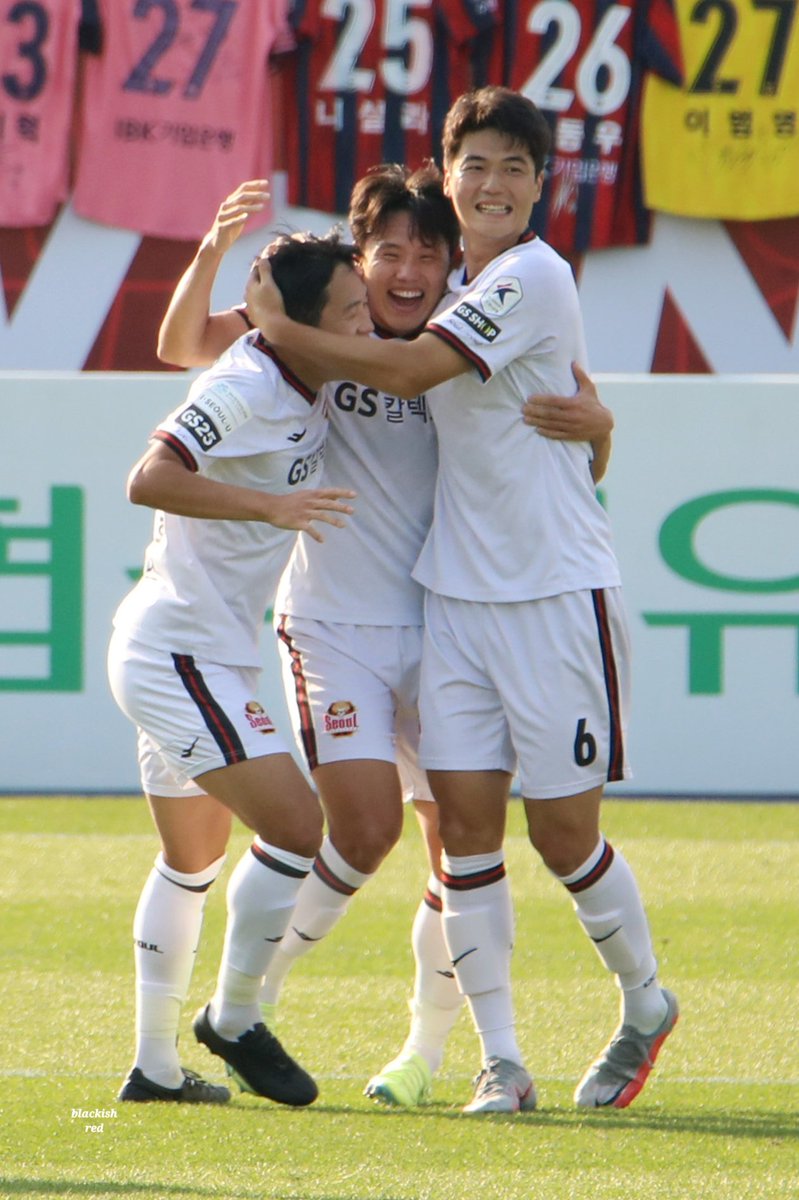 fcseoulpic's tweet photo. #나상호 #조영욱 #기성용
개판으로 찍혔는데 귀여워서 ㅋㅋㅋㅋㅋㅋ https://t.co/93cZ2DqBpv