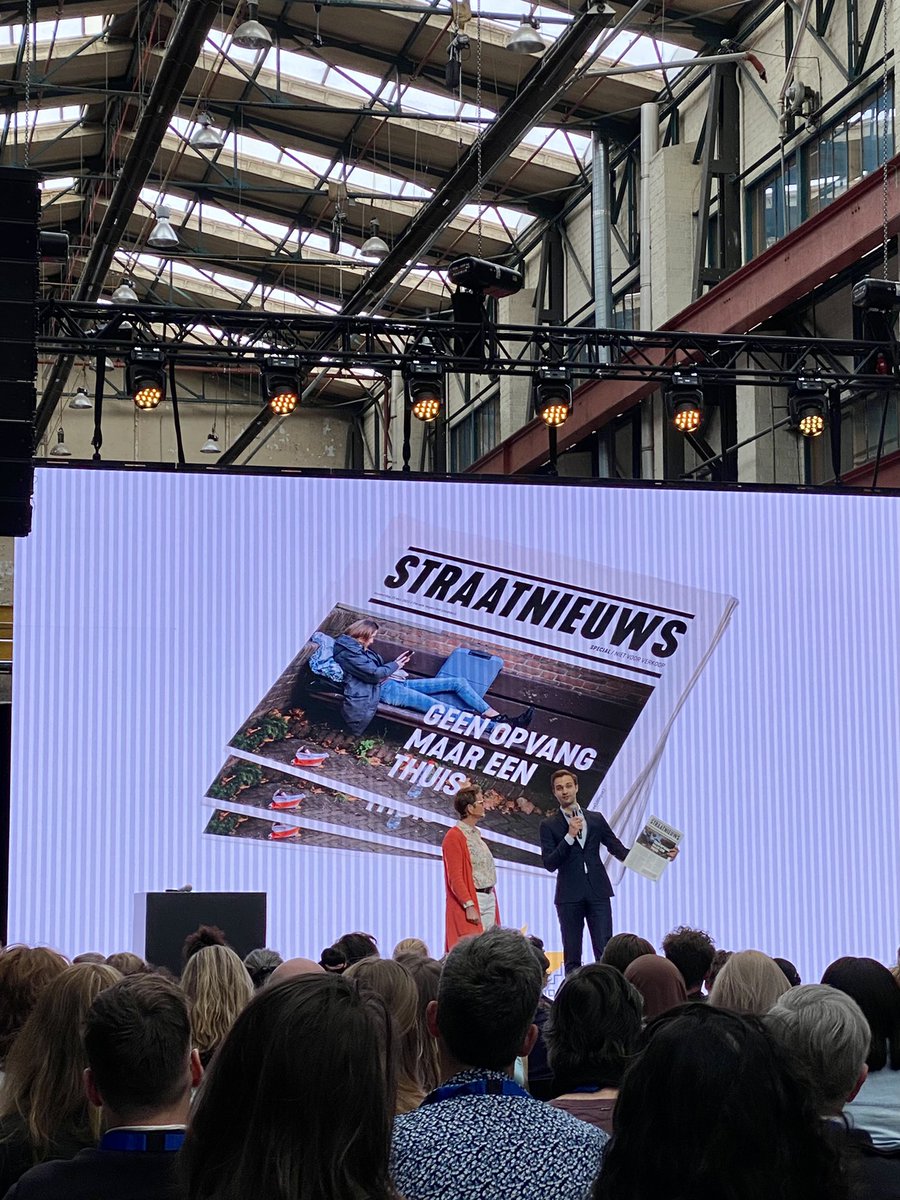 Op Parade tegen de Dakloosheid georganiseerd door oa <a href="/HVO_Querido/">hvo querido</a> krijgt <a href="/MaartenOoijen/">Maarten van Ooijen</a> 1e exemplaar van Straatnieuws krant. Geen opvang maar een thuis