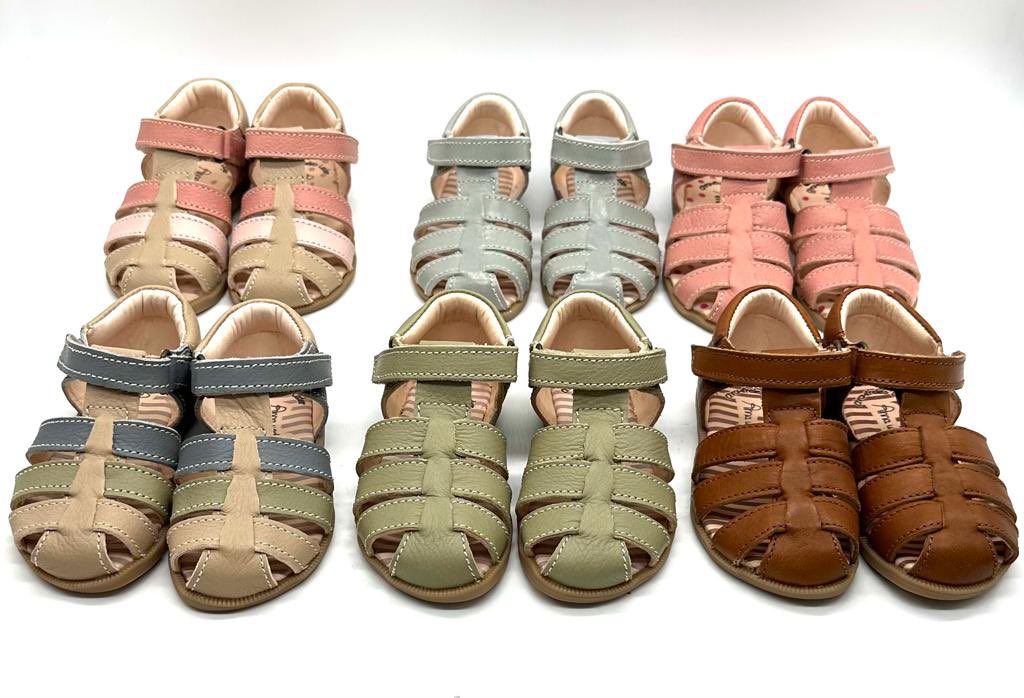 Anna_Und_Paul's tweet photo. 🌞 sommerliche Leichtigkeit für kleine Füße! Neue #Kindersandalen von #AnnaundPaul #Sommer #Sommerzeit #Nachhaltigkeit 

Lass deine Kinder gesund laufen
#lauflernschuhe #Sandalen 

https://t.co/l0lMkdSAgZ https://t.co/9xpGC1PAdo