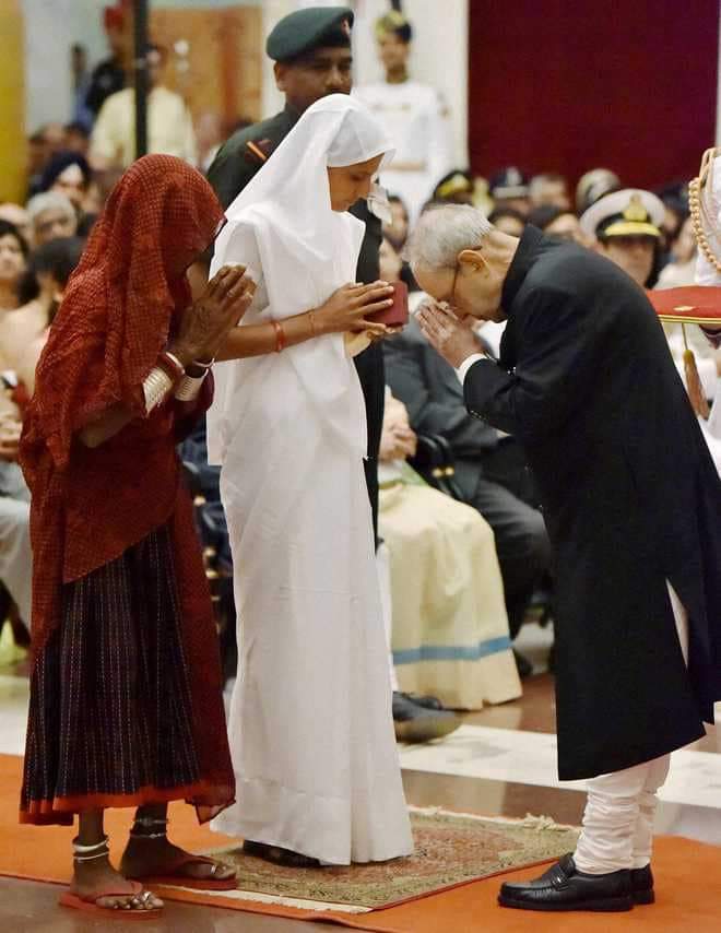 When the supreme leader of the armed forces comes &amp; bows in front of the mother &amp; wife of

SEPOY DHARMA RAM
1 RR - MAHAR

Today both ladies completed 7 year sans him. Homage to Sepoy Dharma Singh on his Balidan Diwas today, who was immortalized fighting terroristsin J&amp;K in 2015.