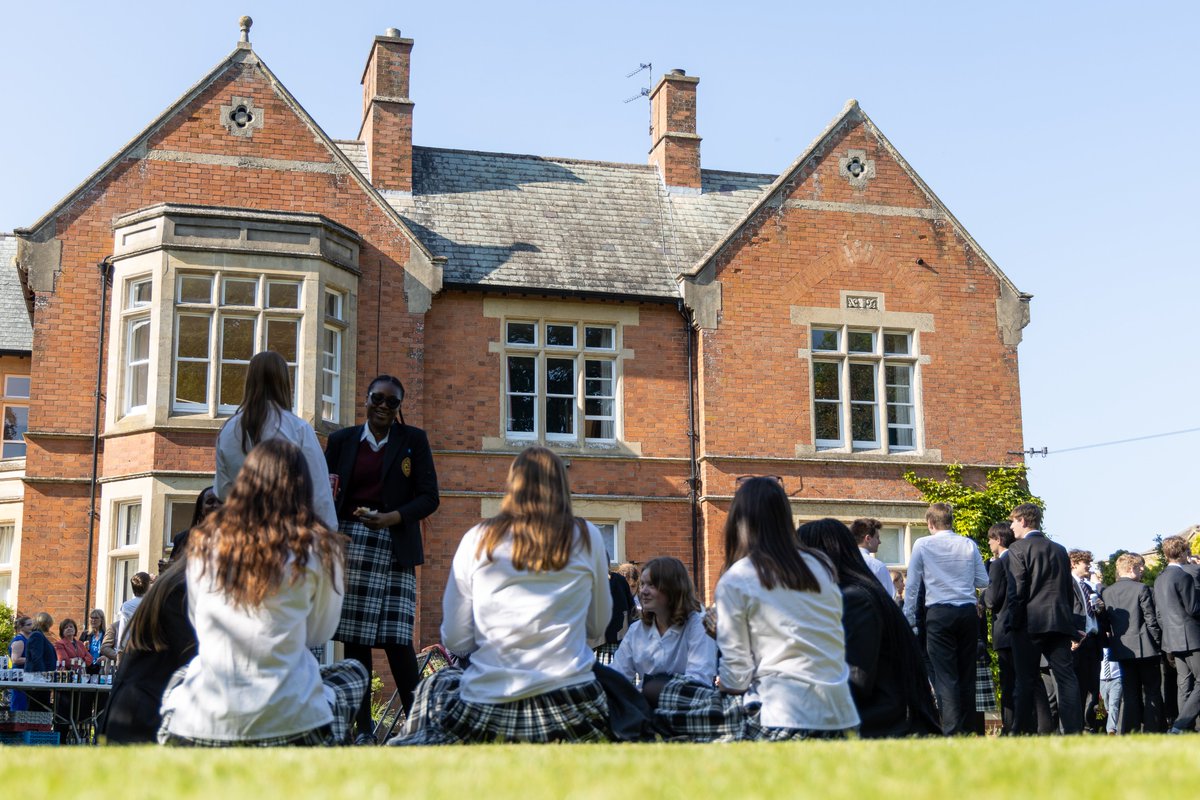 Form 6 social yesterday in the Deanscroft garden (thanks, Mr Price!). A well-deserved break and an opportunity to enjoy some delicious hog roast and drinks with friends. #connection #sixthform #torchrunners