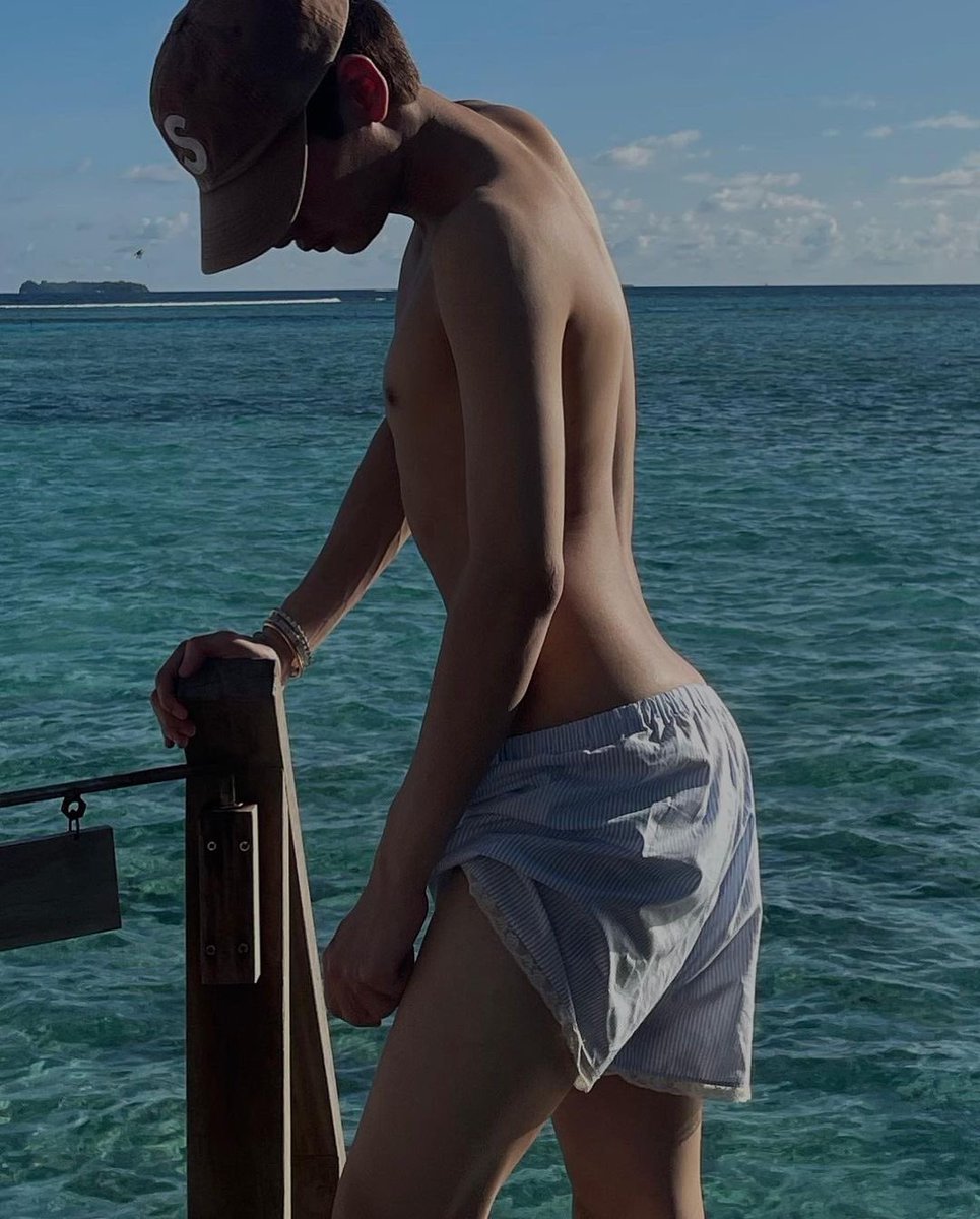 offguning's tweet image. BSHSJSBDJSKSJSBD HE AINT STOPPING