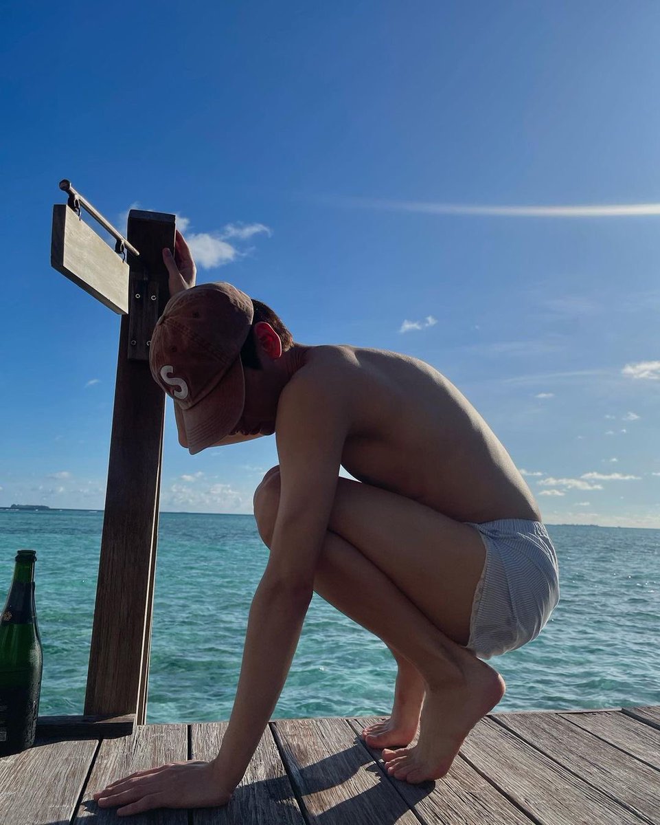 offguning's tweet image. BSHSJSBDJSKSJSBD HE AINT STOPPING