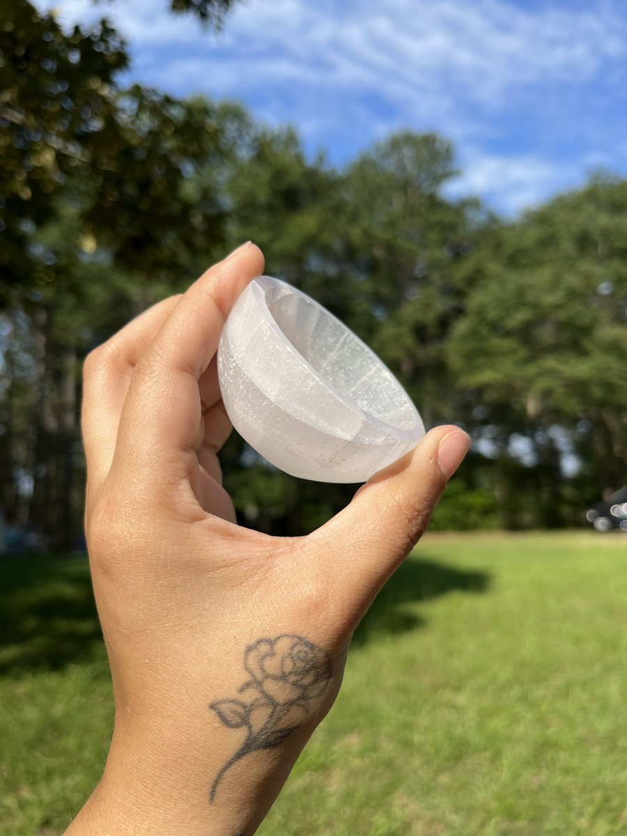 trrvps0ul's tweet photo. 💕NEW CRYSTAL ALERT💕
• Howlite bowl $20 •
removed stress, brings patience
• Selenite bowl $20 •
brings light, calm, &amp; clarity
• Sky jasper $20 •
grounding, creative mind
• Selenite wand $15 •
💸manifesting more sales before the month ends 777 • 444 • 555 💸 https://t.co/hwIGezVQZI