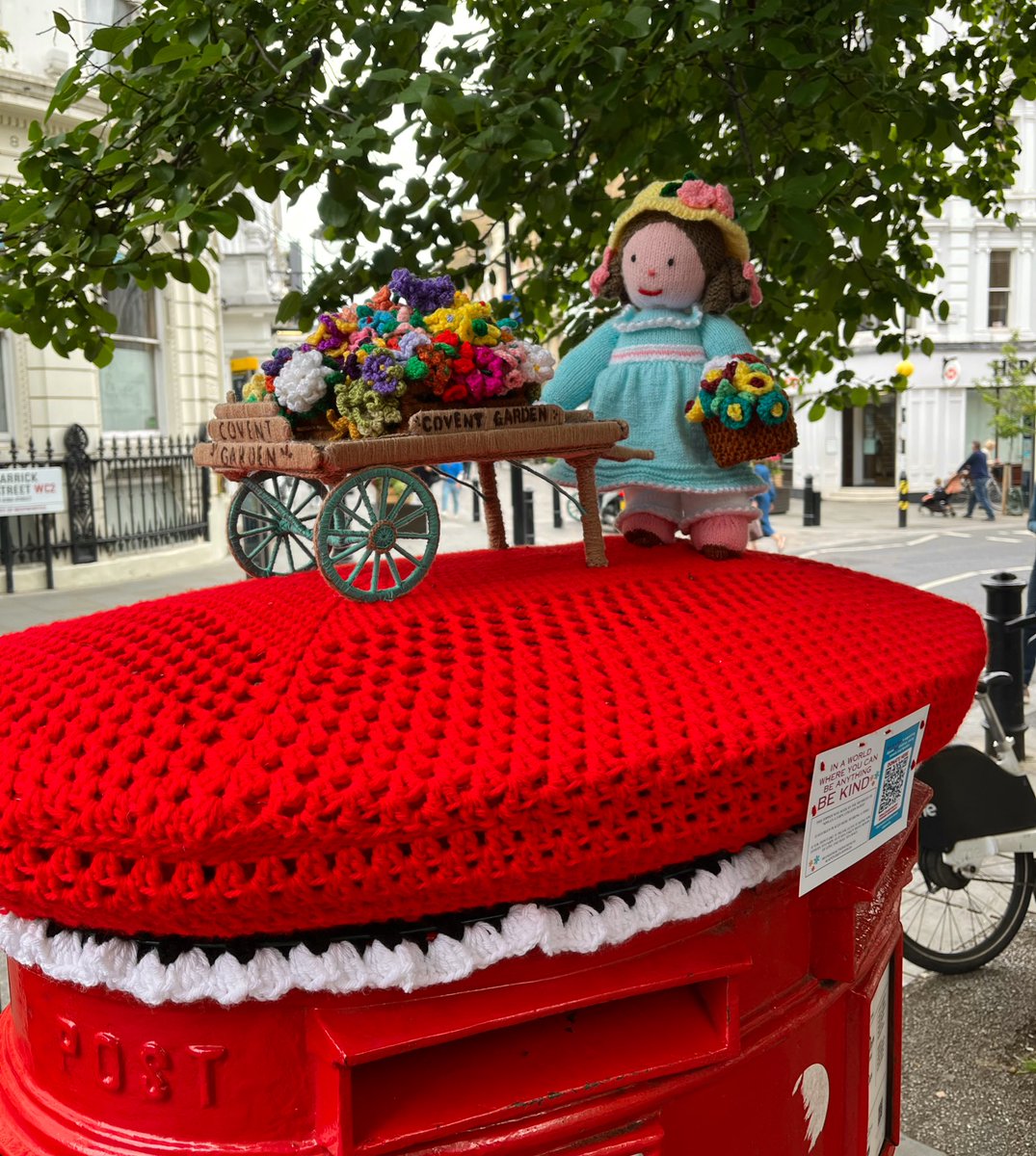 Love this knitted postbox topper of a flower seller with her cart, spotted today in Covent Garden!