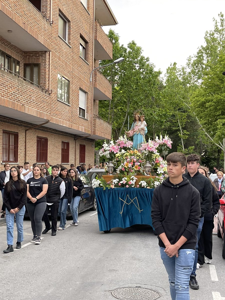 Salesarevalo's tweet photo. Nos respetó el tiempo atmosférico nuestro paseo de #MaríaAuxiliadora por las calles de Arévalo. Mucha gente honró a María en su procesión. Después un momento de fiesta y encuentro en el patio del colegio. #abrimoscaminos #salesianosarevalo https://t.co/23VrLzb2PU