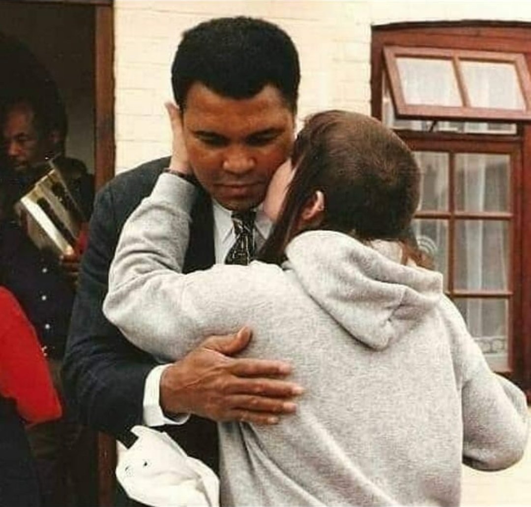 Skinhead girl kiss Muhammad Alì. 1980s.