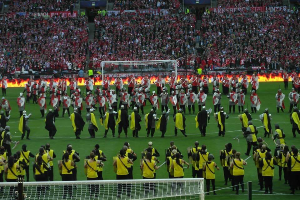 AxelS712's tweet photo. Nach 10 Jahren immer noch verstört durch Lars Ricken und Paul Breitner in Ritterrüstung. #Wembley #BVB https://t.co/S2bATSl4F5