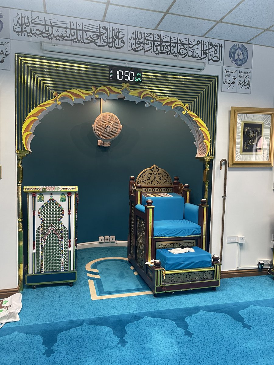 WinshillSchool's tweet photo. Year 3 and Year 4 have had a brilliant morning on their Faith Trail trip. We have visited the mosque and the Hindu Temple. We are really enjoying finding out about different religions and their beliefs. #DreamBig #JohnTaylorMAT https://t.co/lVx07bKagu