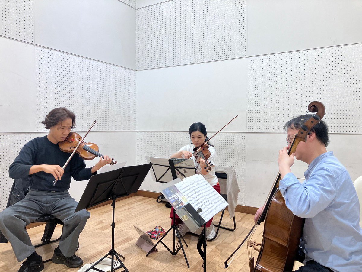 CEF_Fukuoka's tweet photo. ＼【公演まであと２日】やっぱり！モーツァルト！！／

みなさんこんばんは🎵
本日よりリハーサルが始まりました❣️

バイオリンの原田さん、チェロの懸田さんが来福し、熱い熱いリハーサルとなっています🔥

皆さまにモーツァルトの真髄をお届けできるように頑張ります✨

どうぞお楽しみに🎶 https://t.co/NYl17SgNVJ
