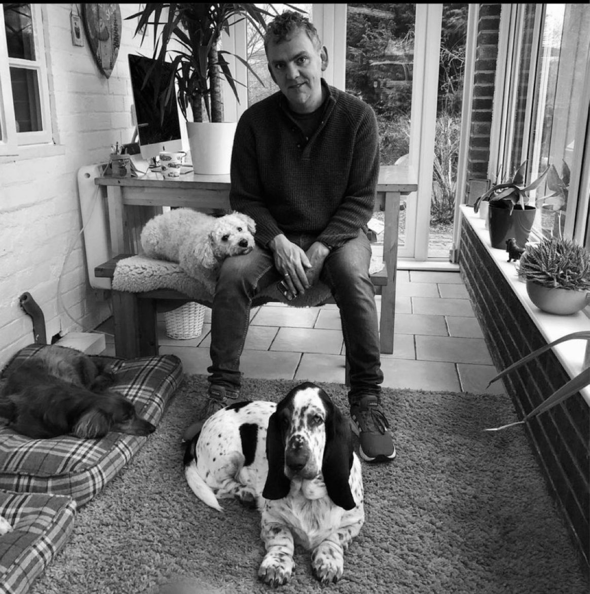 I’m a dog person 

Retweet if you are too.