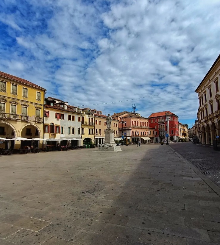 TurismoVeneto's tweet photo. #Rovigo è città d'arte e di cultura, può sorprenderti 😃 Se non ci sei mai stato, raggiungi piazza Vittorio Emanuele ed esplora tutti gli angoli del capoluogo del #Polesine. 

🏙 https://t.co/nHBSxzG3Lo 

#VisitVeneto 

📷Foto IG doris_italy https://t.co/7keubNv1vn