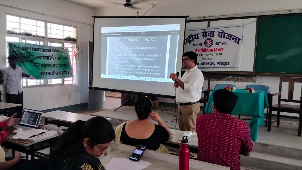 dfogodda's tweet photo. Godda Forest Division,  massive outreach program was conducted to reach to professional institutions like coaching centres, ITI training institutions, Public libraries and other places to make them aware about mission life and its objectives. #environment #Godda https://t.co/x76STQyVlj