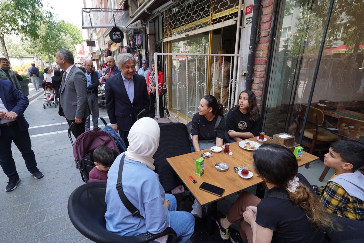 AhmetMisbah's tweet photo. 📍 Kızılay Meydanı, Beyoğlu

Milletimizle hergün beraberiz. 

İşimizle, hizmetlerimizle, liderimiz @RTErdogan ile sokaklarda meydanlardayız. 

#BüyükTürkiyeZaferi için hazırız. https://t.co/sIdGT3nKaI