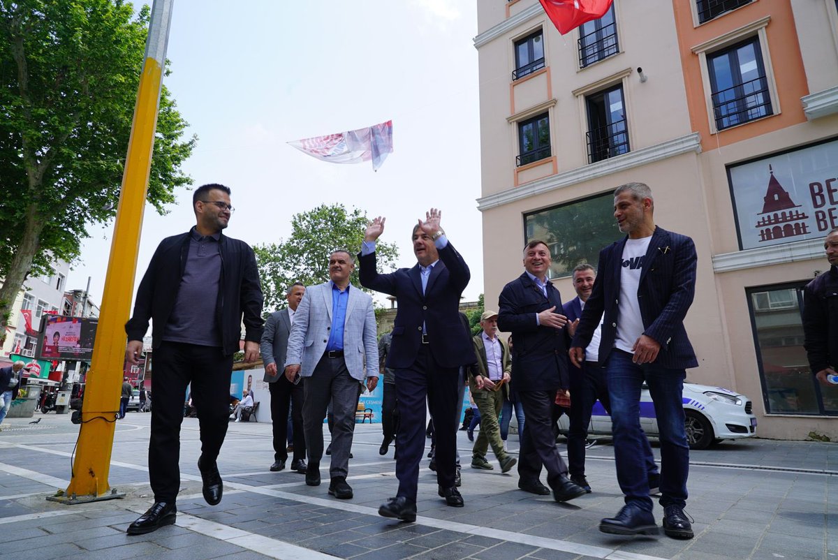 AhmetMisbah's tweet photo. 📍 Kızılay Meydanı, Beyoğlu

Milletimizle hergün beraberiz. 

İşimizle, hizmetlerimizle, liderimiz @RTErdogan ile sokaklarda meydanlardayız. 

#BüyükTürkiyeZaferi için hazırız. https://t.co/sIdGT3nKaI