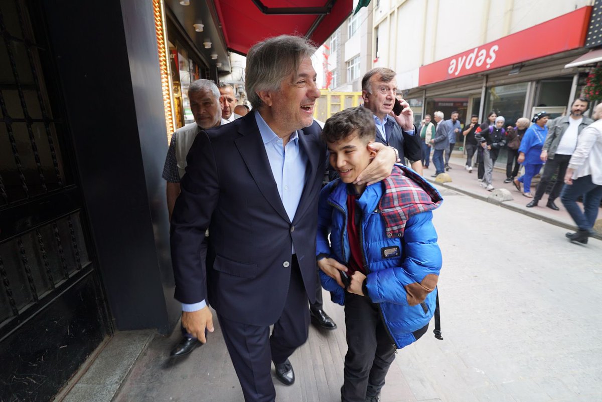 AhmetMisbah's tweet photo. 📍 Kızılay Meydanı, Beyoğlu

Milletimizle hergün beraberiz. 

İşimizle, hizmetlerimizle, liderimiz @RTErdogan ile sokaklarda meydanlardayız. 

#BüyükTürkiyeZaferi için hazırız. https://t.co/sIdGT3nKaI