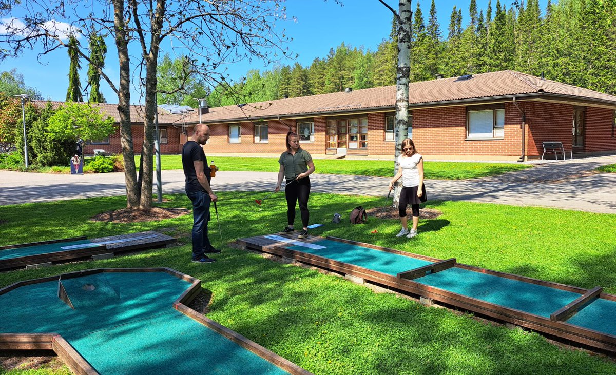 Janakkalan kunnan henkilöstö vietti tyhy-päivää Kiipulan maisemissa. Päivä sisälsi Liikkuvan suomen ohjaajien järjestämää metsäjoogaa, minigolffausta ja muita kuntorasteja. 🌸🧘‍♀️

Kiitos että saimme olla järjestämässä tätä toiminnantäyteistä päivää!

kiipula.fi/myyntipalvelu/…