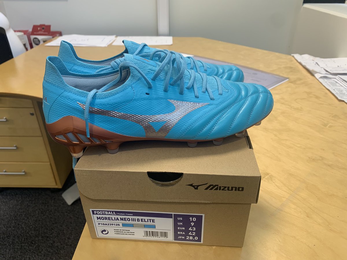 I have fans i helle verden, one time girl send me brystholder in posten 😅, now i get football shoes directly fra Japan 🇯🇵. Bojan skuddfinte is still samurai svord 🗡numero uno ☺️