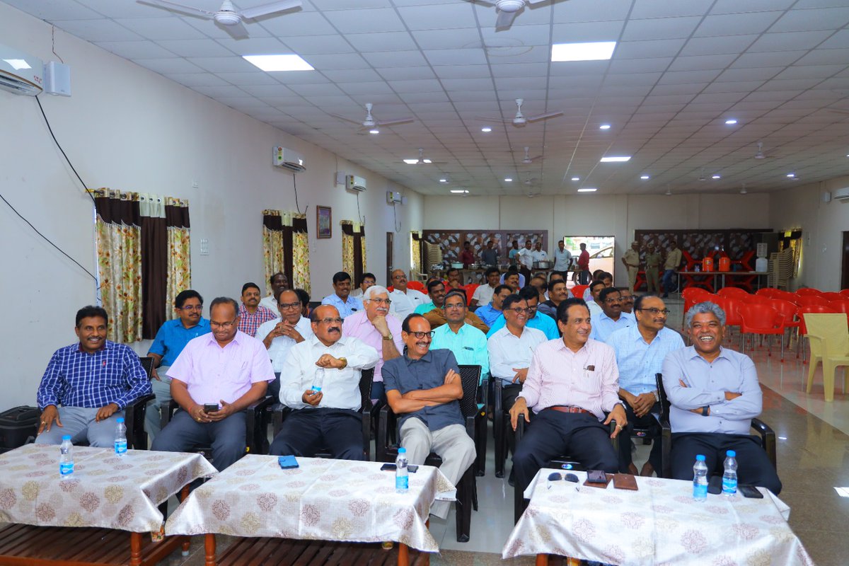 cmoaicilsccl's tweet photo. Felicitation to Smt&amp;Sri.Dr.B.Veera Reddy, Director( T), CIL at SRP Area, SCCL by CMOAI APEX as well as SCCL Branch on his visit to Singareni.@CoalIndiaHQ https://t.co/JxXA2VRLYK