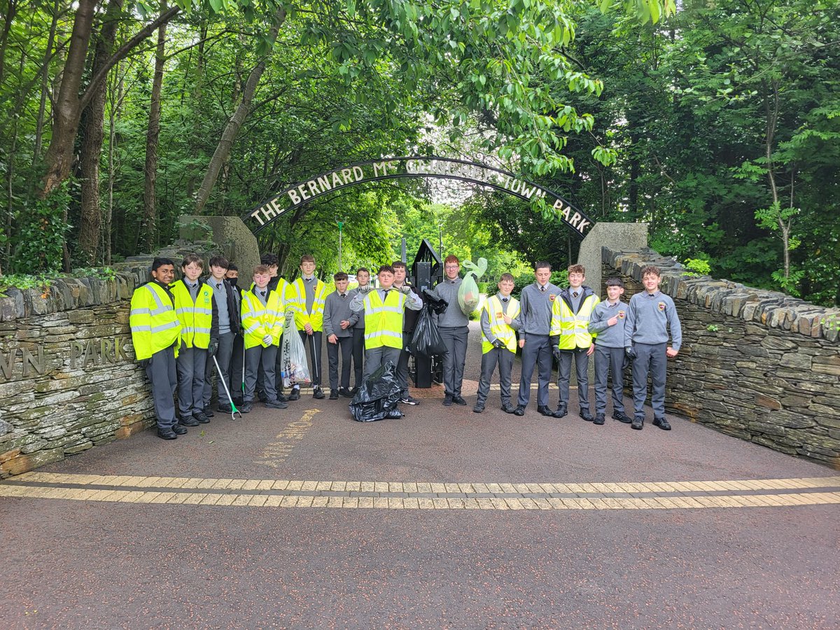 StEunansGS's tweet photo. Some of our GS committee members were very busy this morning carrying out a litter pick around Letterkenny. Well done boys 💚 https://t.co/L4U0GyAbym